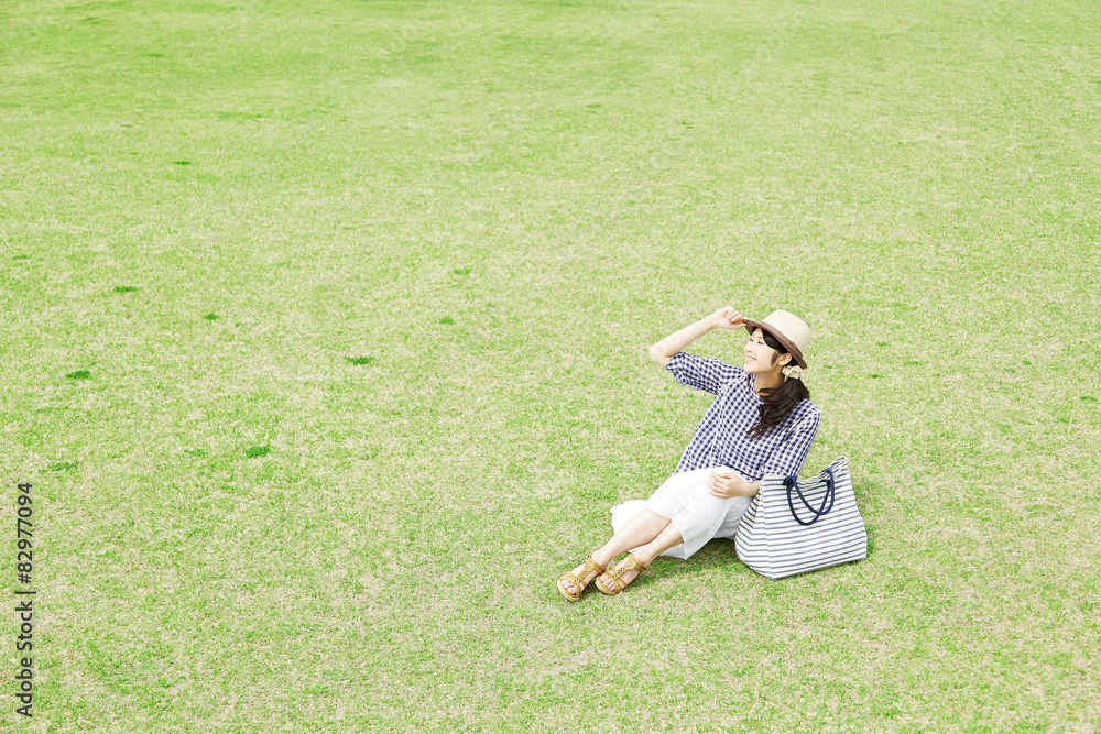 芝生の上に座る女性