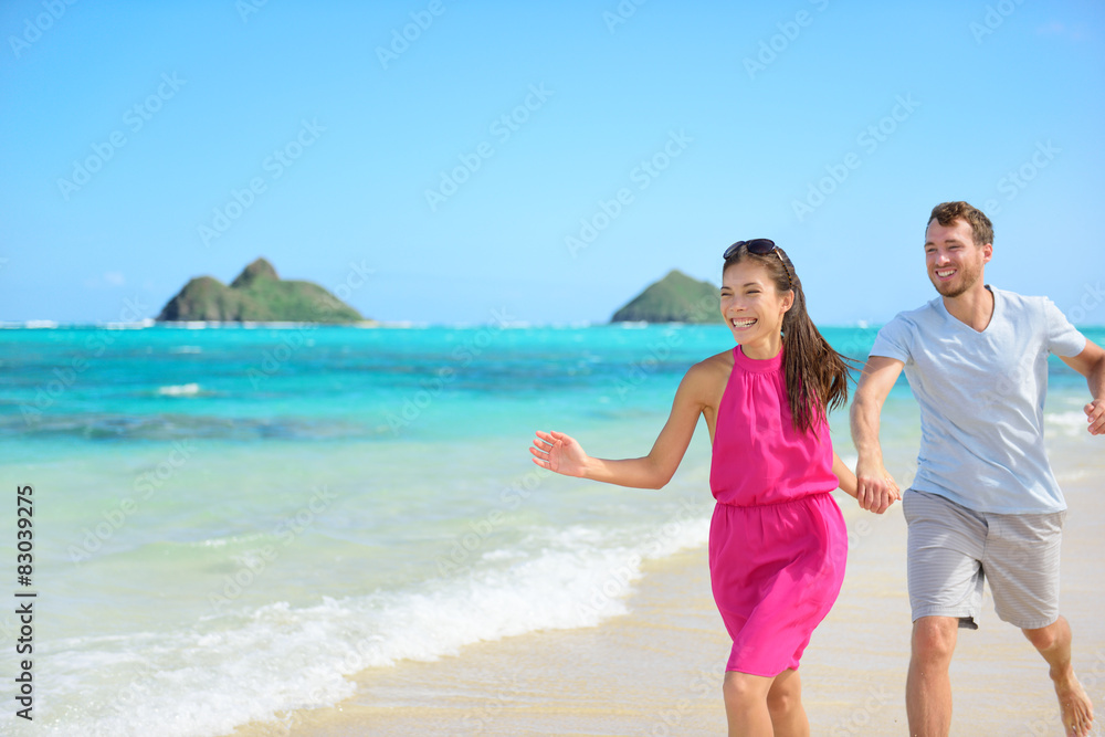 海滩情侣在夏威夷快乐奔跑