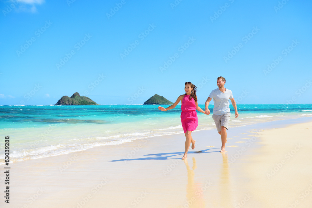 海滩快乐情侣在夏威夷玩得很开心