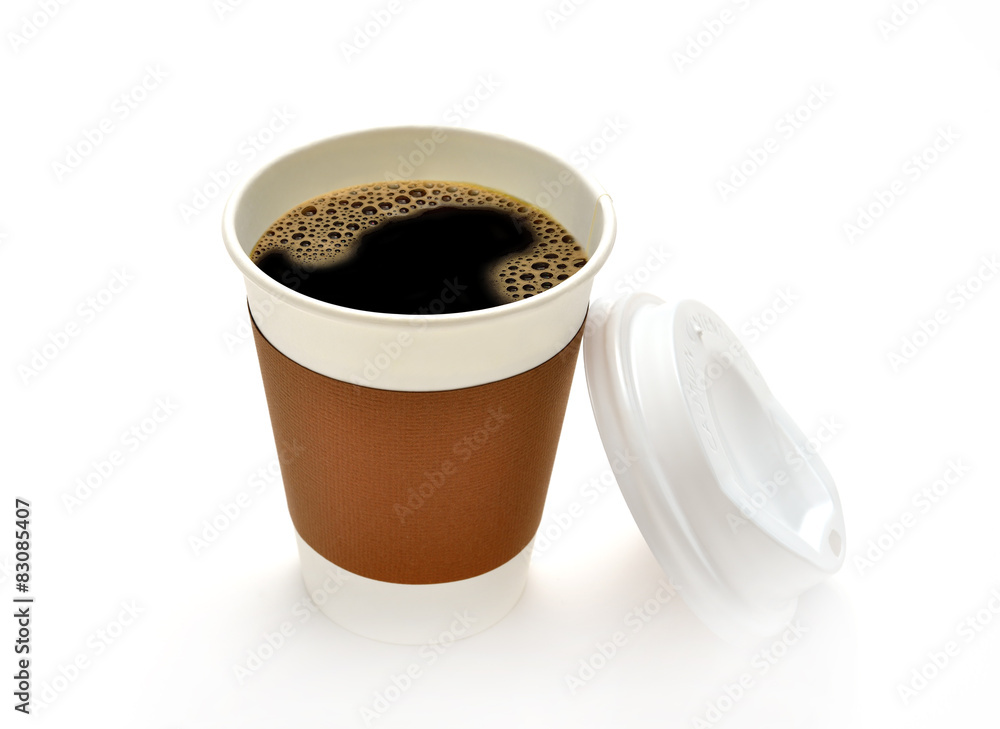 白底隔离的纸杯咖啡