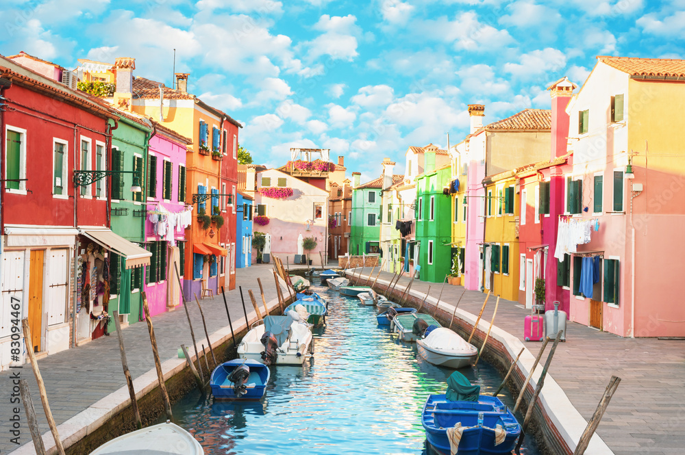 意大利布拉诺狭窄的运河和五颜六色的房子。