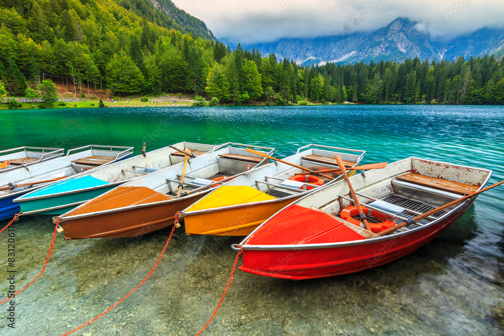 令人惊叹的高山景观和五颜六色的小船，意大利福辛湖