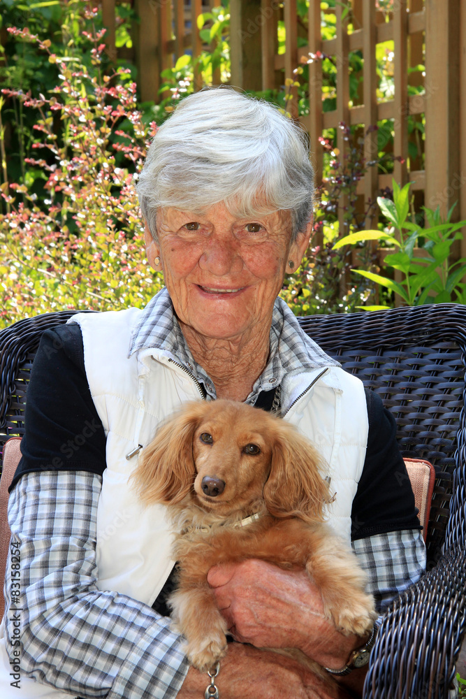 老太太和她的狗。
