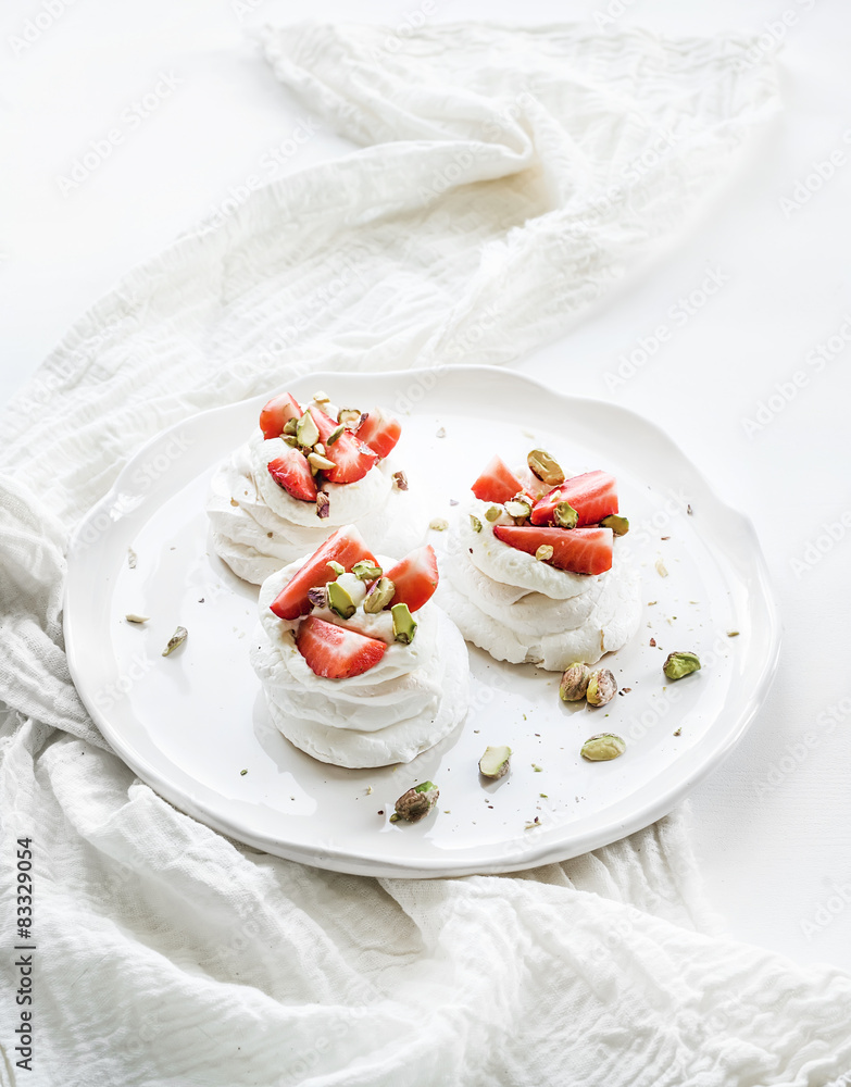 小草莓和开心果巴甫洛娃蛋白酥皮蛋糕