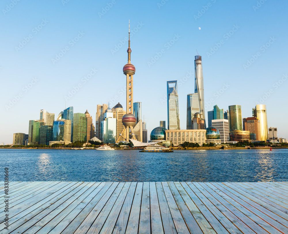 上海天际线和木制平台