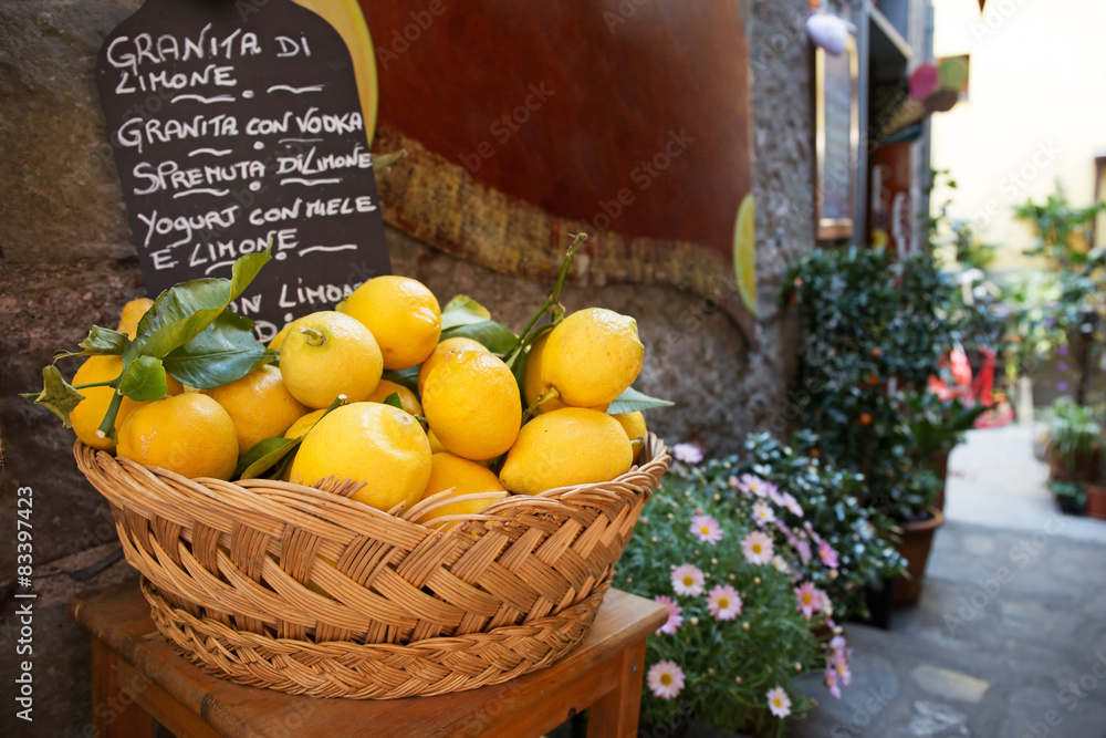 Corniglia意大利街上装满柠檬的柳条篮子