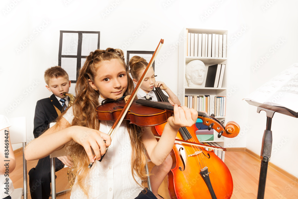 孩子们演奏乐器的表演