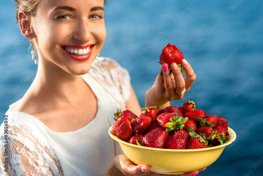 吃草莓的女人