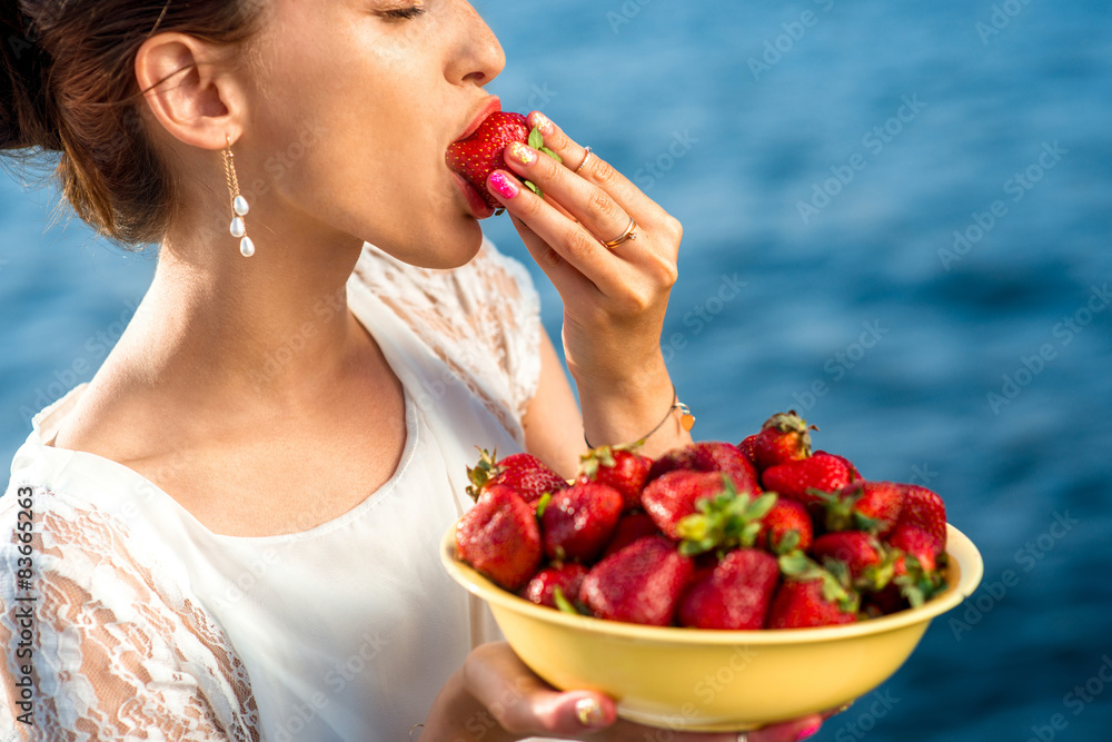 吃草莓的女人