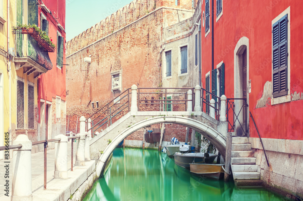 意大利威尼斯运河上的一座小桥。