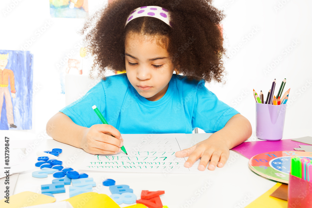 一个非洲女孩用铅笔写信