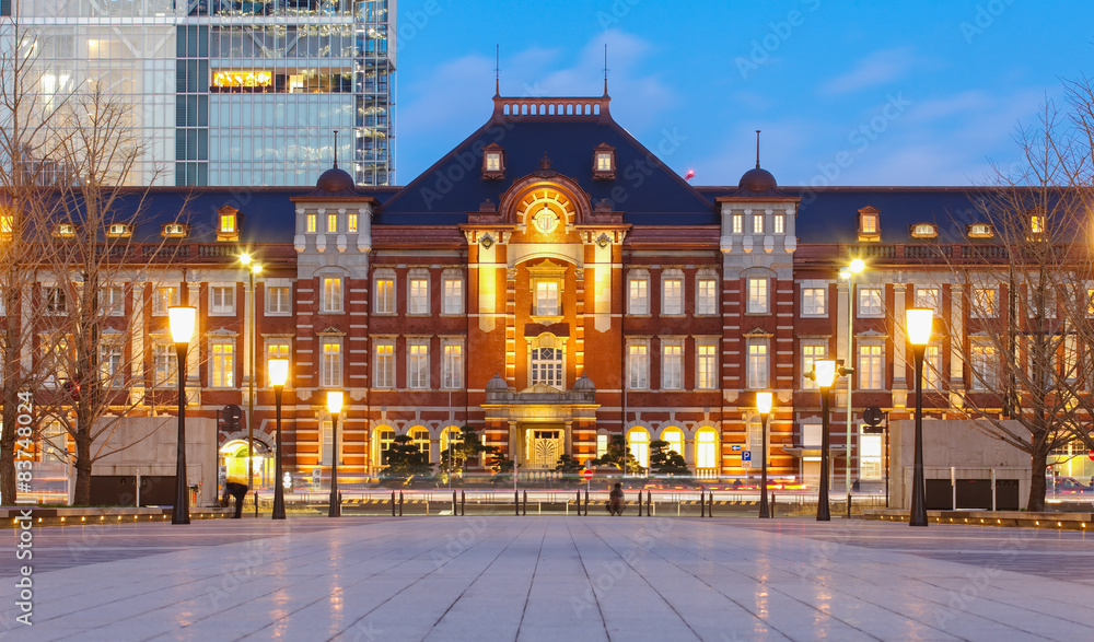 黄昏时分美丽的东京站建筑