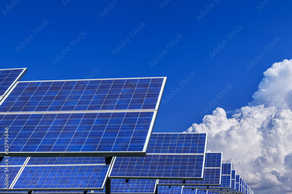 蓝天背景下的太阳能电池板生态电力