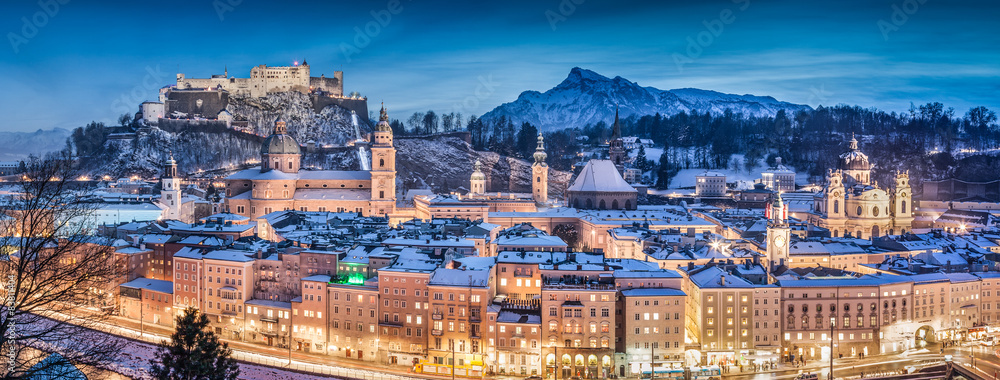 奥地利萨尔茨堡地区蓝色时刻的萨尔茨堡冬季全景