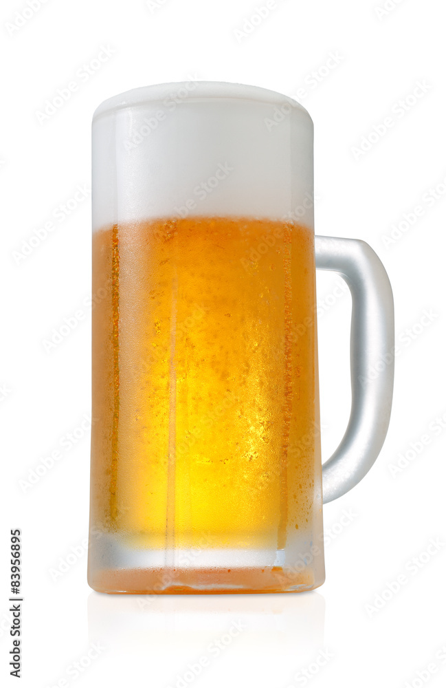 ビール/ジョッキに一杯注がれたビール,冷たいシズルを表現しています,白バックでクリッピングパスが付いています。