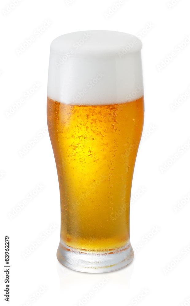 ビール/ビアグラスに一杯注がれたビール,冷たいシズルを表現しています,白バックでクリッピングパスが付いています。