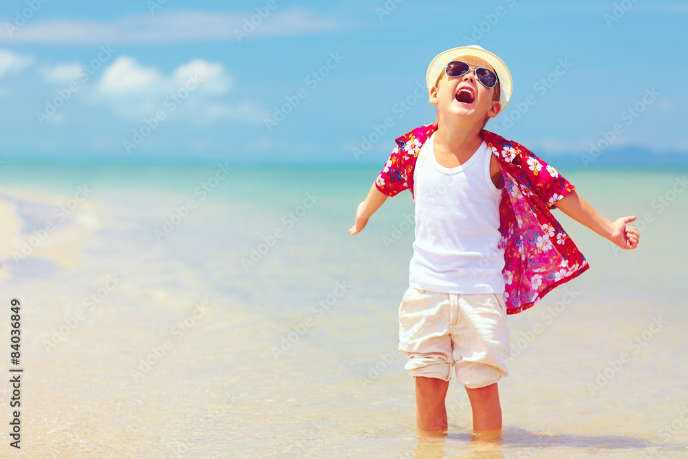 快乐时尚小男孩享受夏日海滩生活