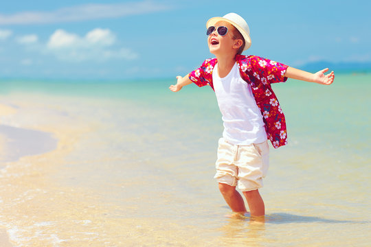 快乐时尚小男孩享受夏日沙滩生活