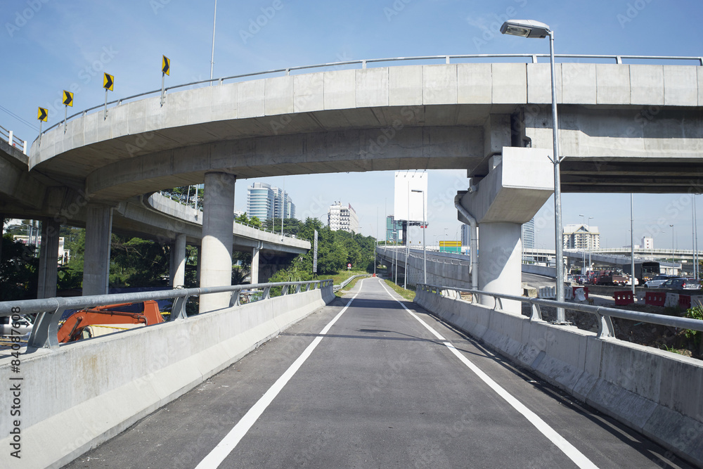 一个巨大的混凝土高速公路立交桥入口和出口。