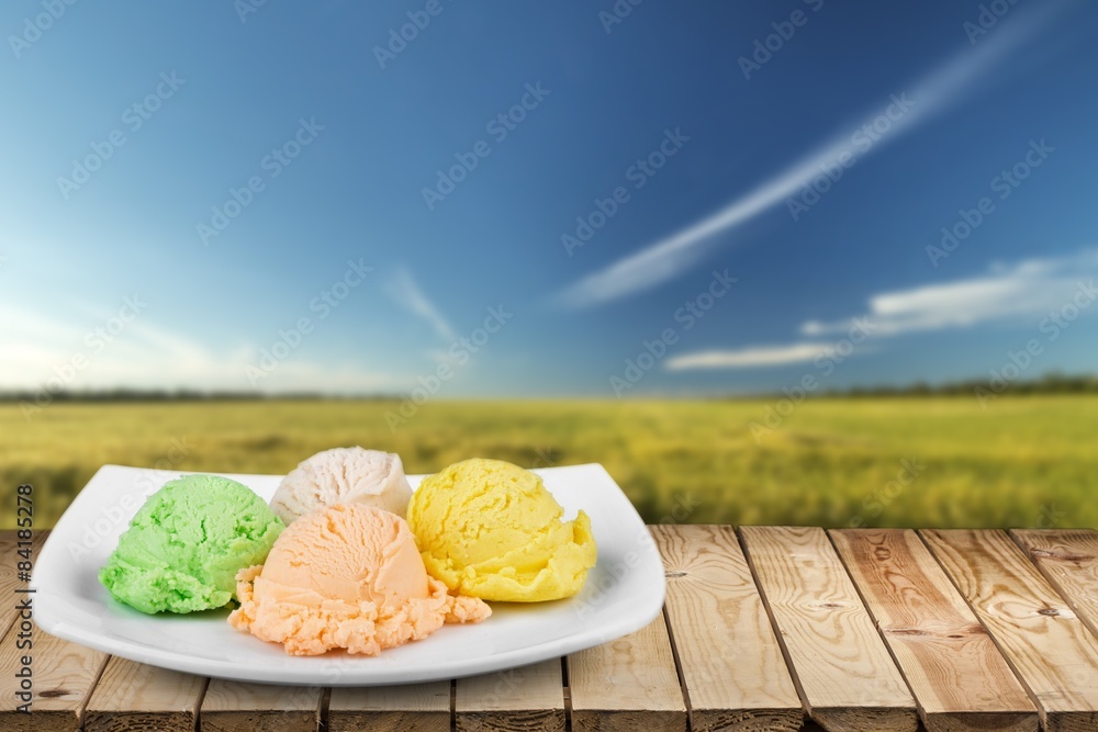 冰淇淋，圣代冰淇淋，香蕉切片。