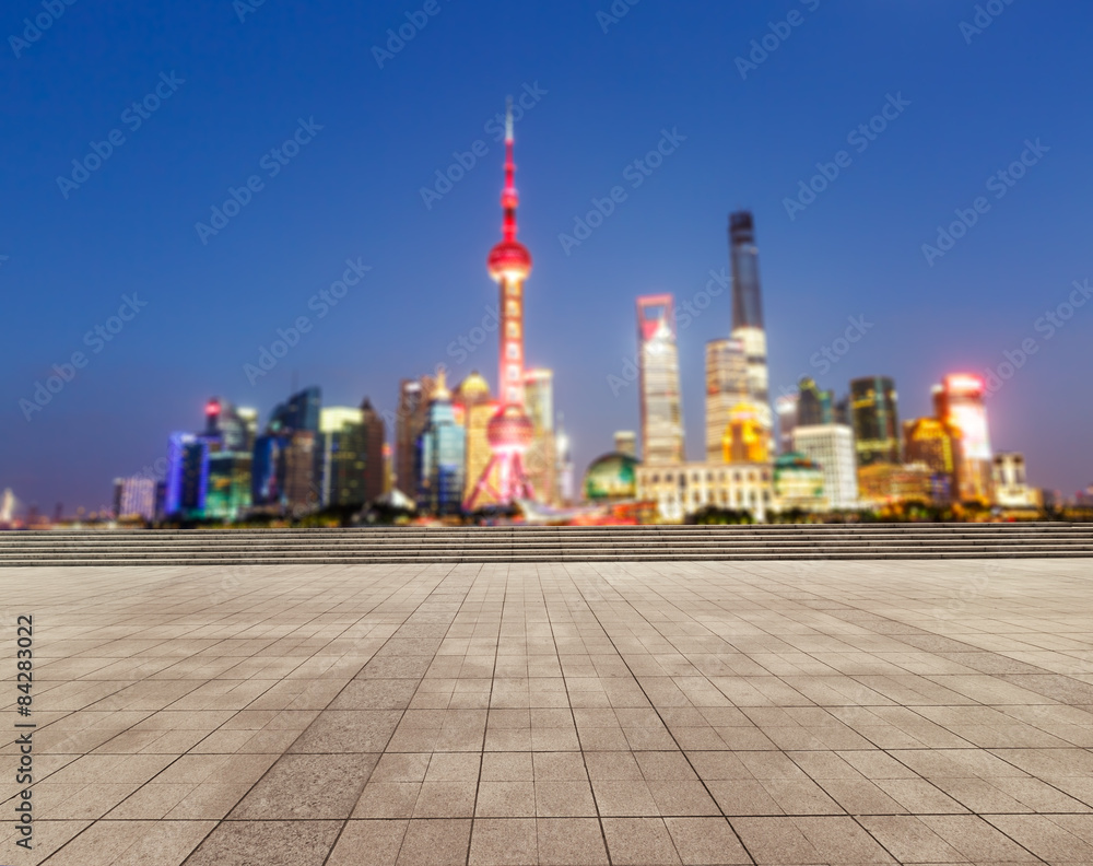 中国上海，模糊的现代城市前的空旷广场