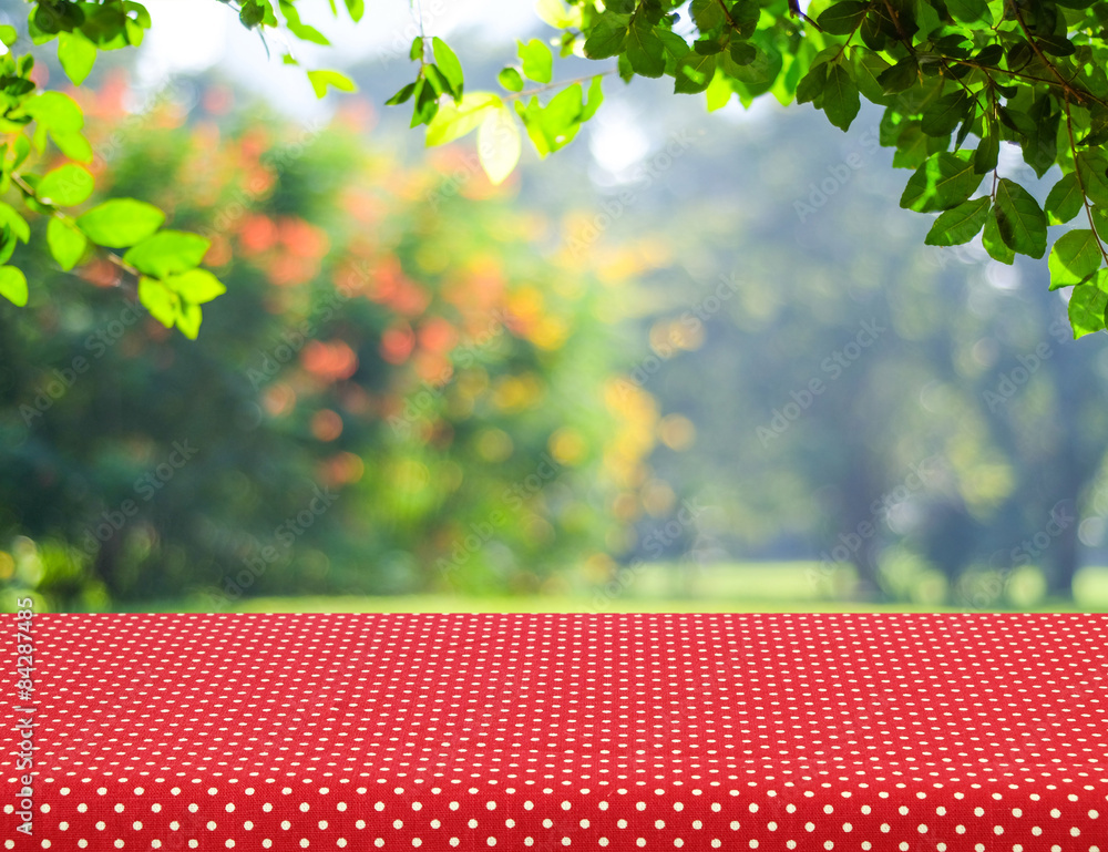 模糊树木背景上的红色圆点桌布桌子