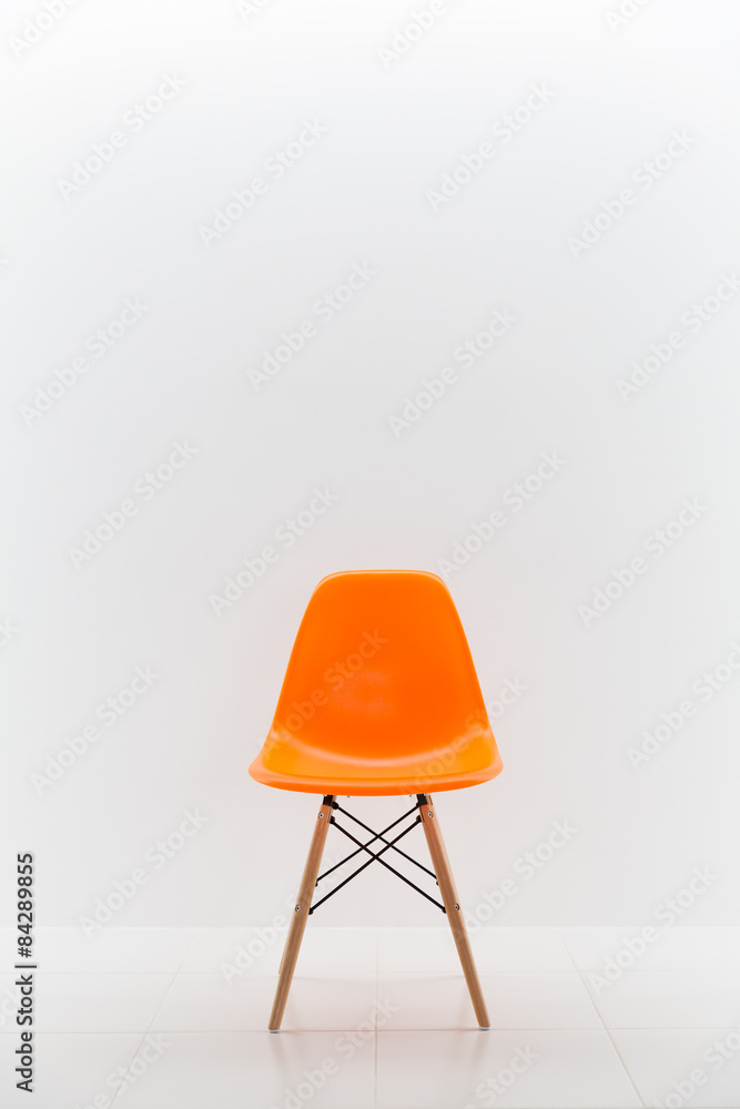 白底橙色椅子