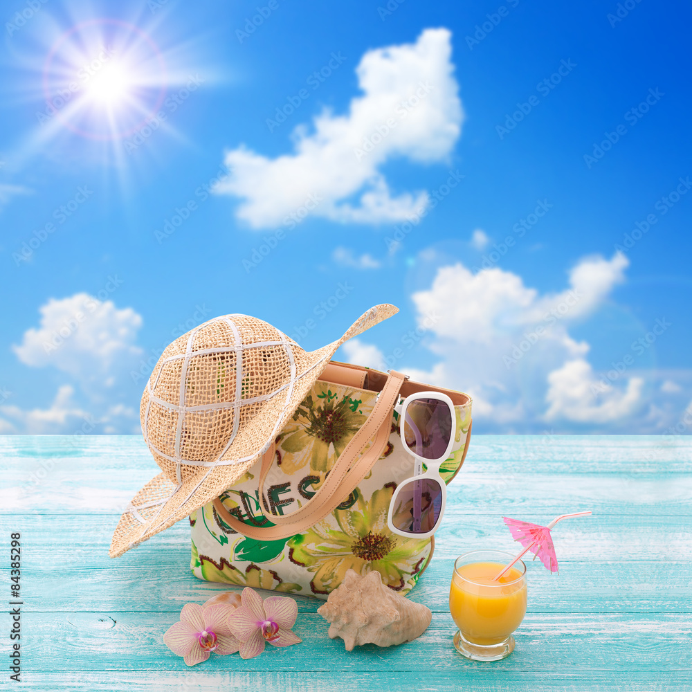 时尚服饰太阳镜、帽子、人字拖、海滩度假。