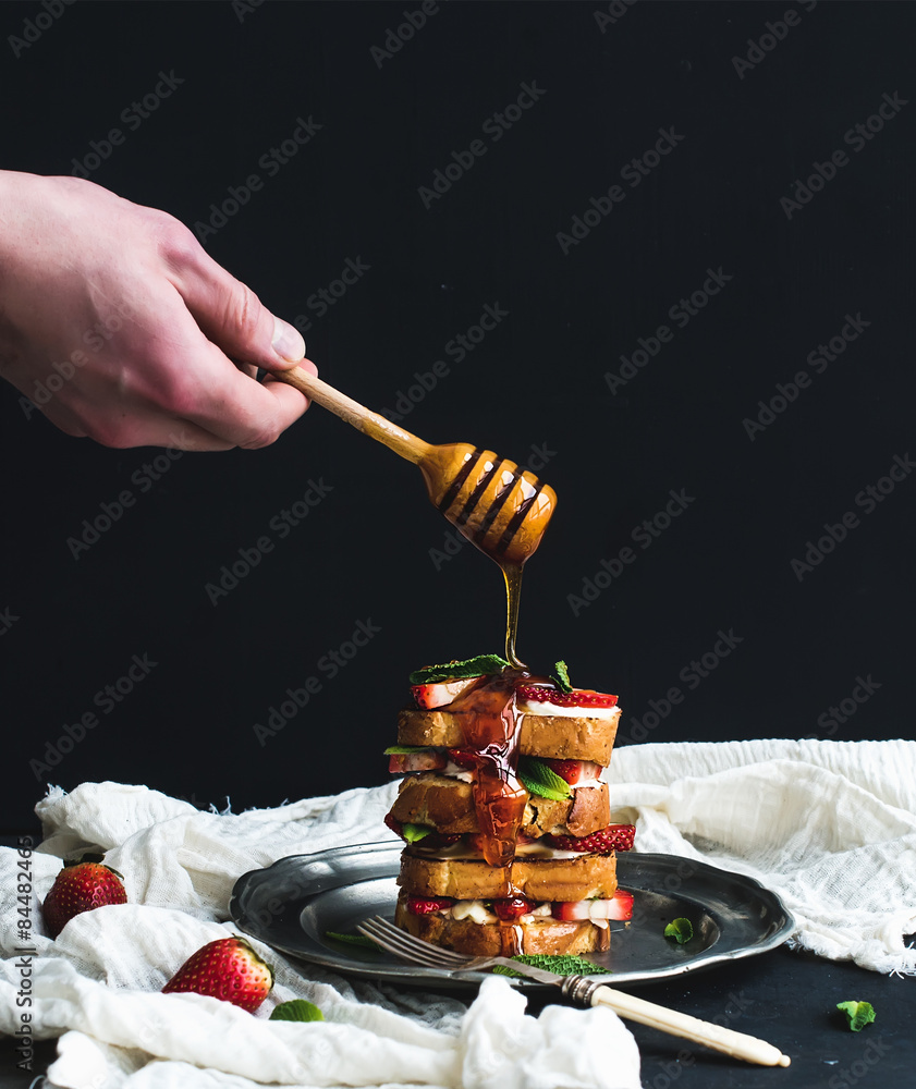 法式烤面包塔，配草莓、奶油奶酪和薄荷，手工制作