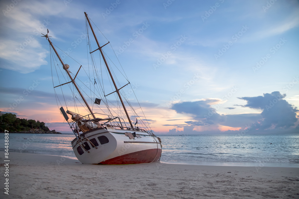 黄昏时分，船在卡塔海滩的海滩上