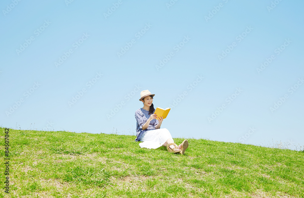 外で本を読む女性