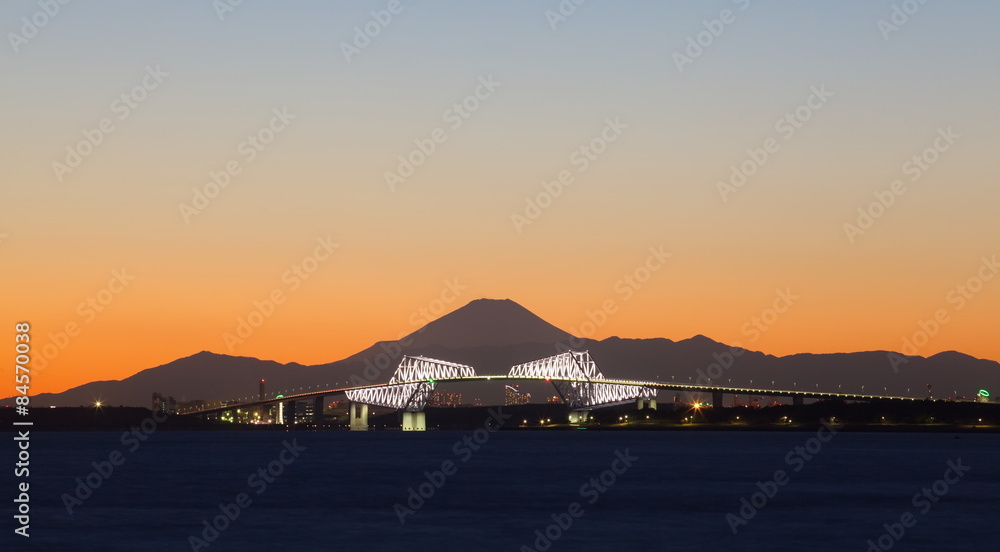 黄昏时分的东京门桥和富士山