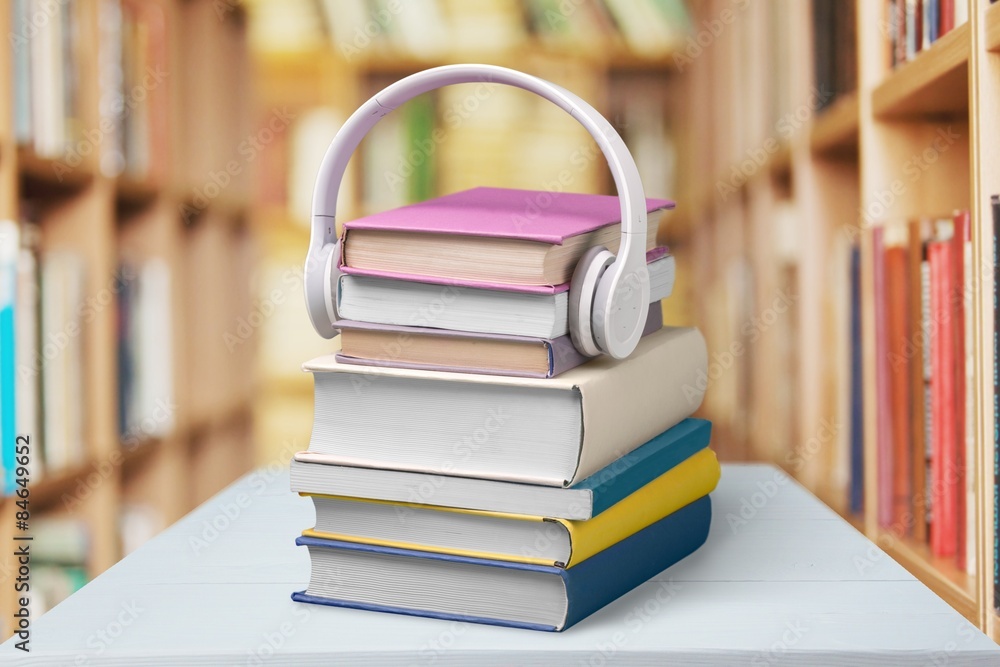 耳机、书籍、音频设备。