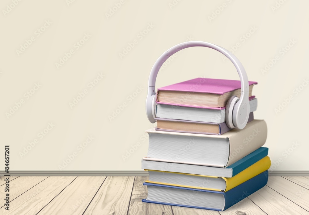 耳机、书本、音频设备。