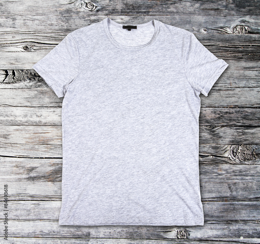 木质表面的空白灰色t恤