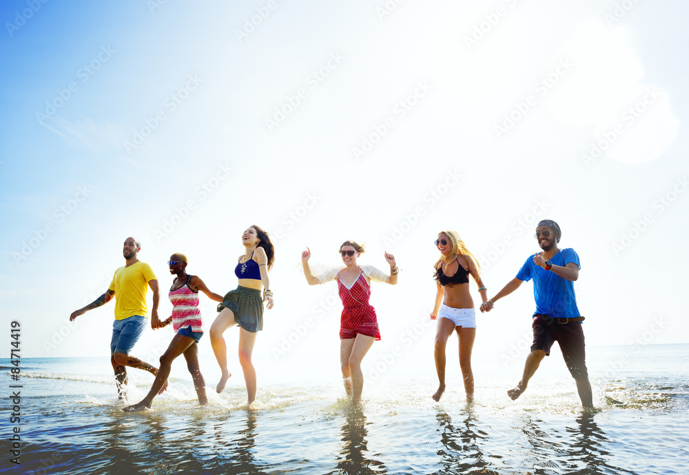 多元化海滩夏日朋友趣味跑步理念