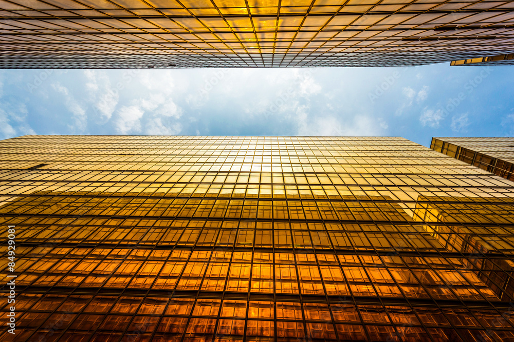 现代摩天大楼外部和天空的低角度视图