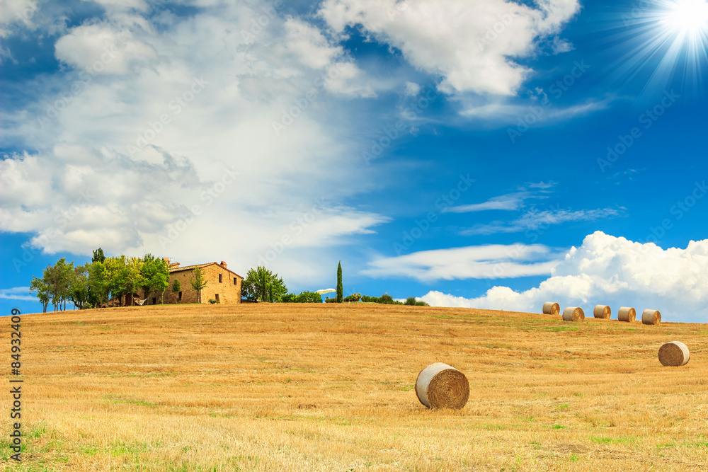 欧洲意大利托斯卡纳的农舍和干草捆