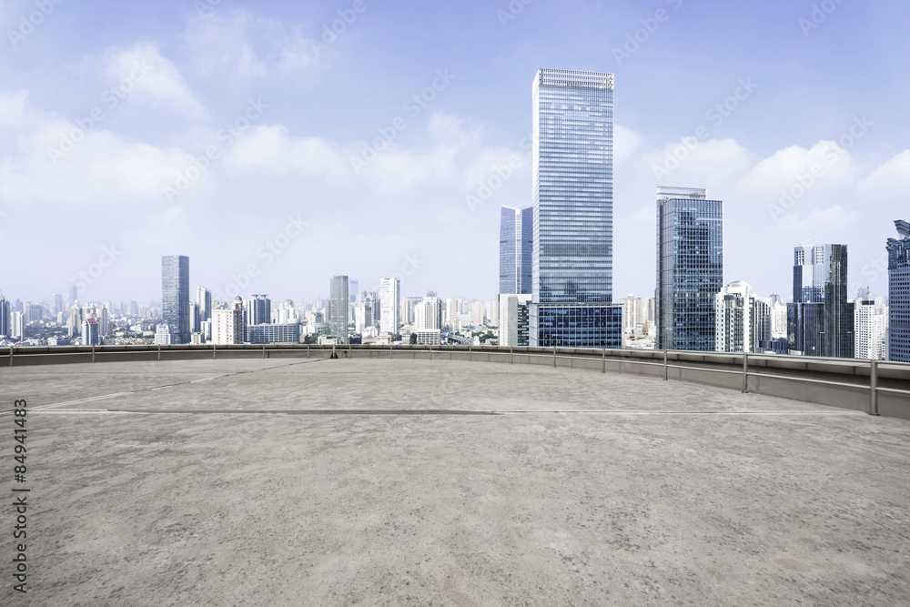 现代城市天际线和空旷的水泥广场