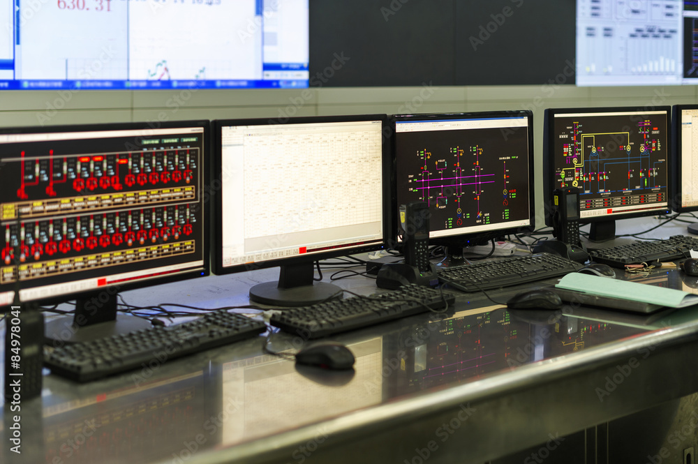 现代工厂控制室和计算机监视器