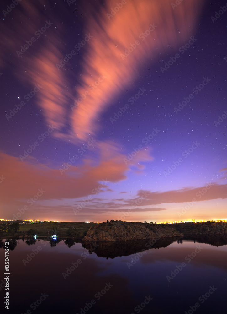 星罗棋布的河边美丽的夜空