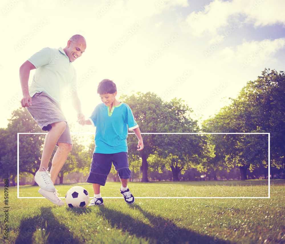 家庭父子踢足球夏季概念
