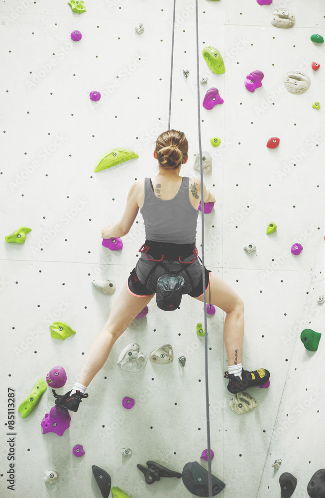 Donna arrampica scalata parete interna palestra