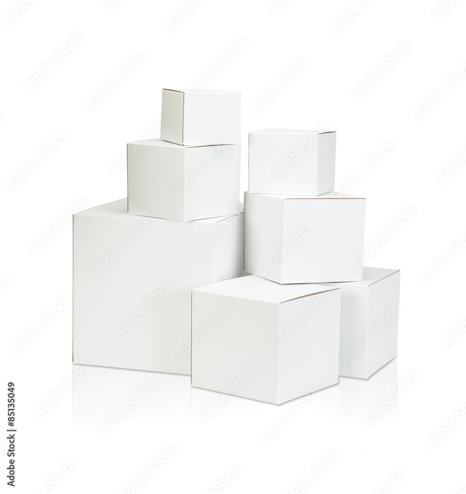 白い箱/重なっている段ボール製の白い箱