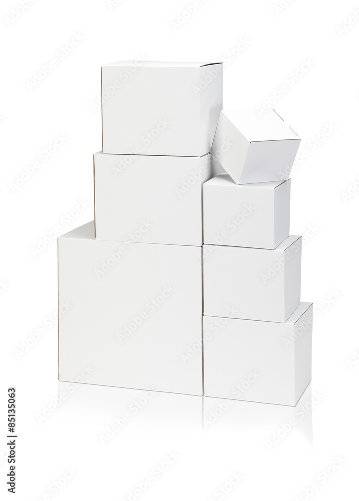 白い箱/重なっている段ボール製の白い箱