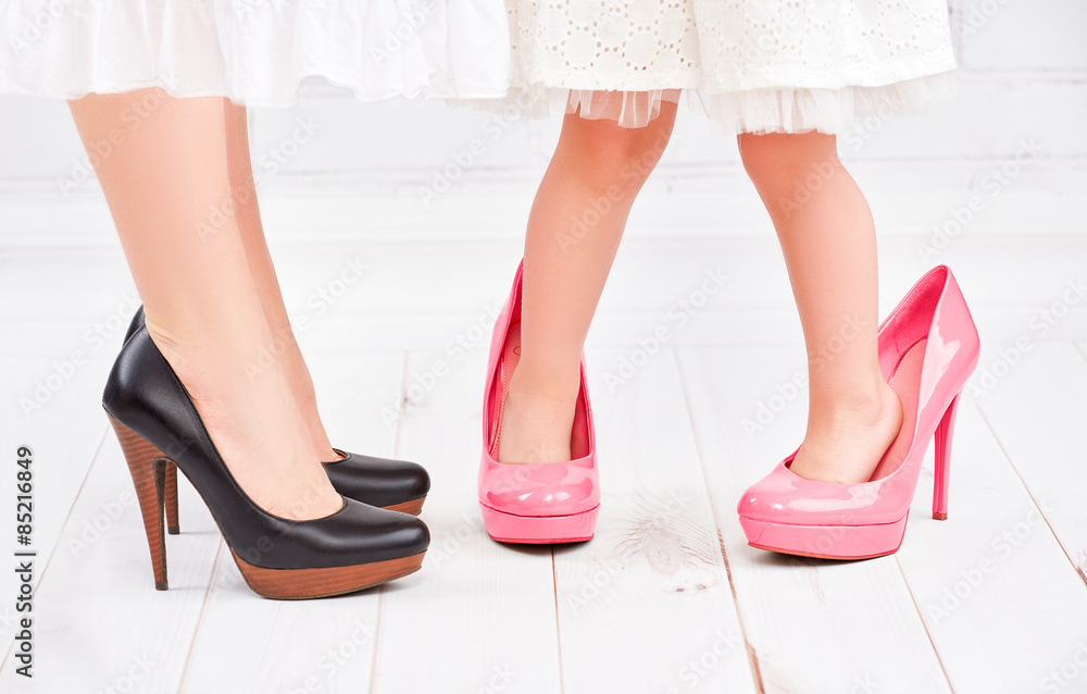 腿妈妈和女儿小女孩时尚达人在粉红色的鞋子o