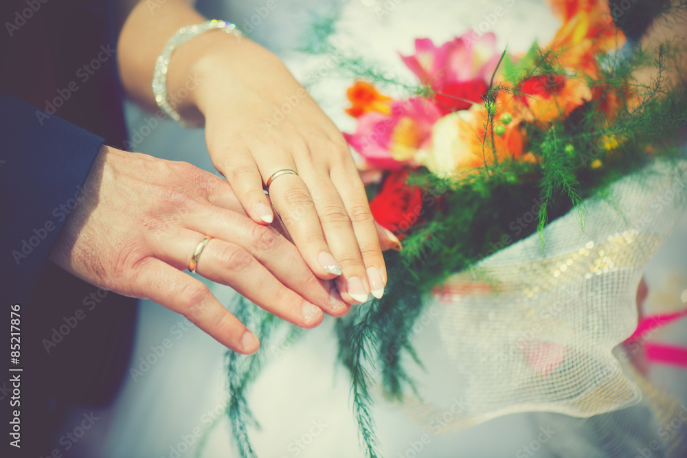 婚礼，新娘和新郎交上订婚戒指