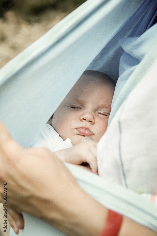 睡在母亲怀里的男婴肖像