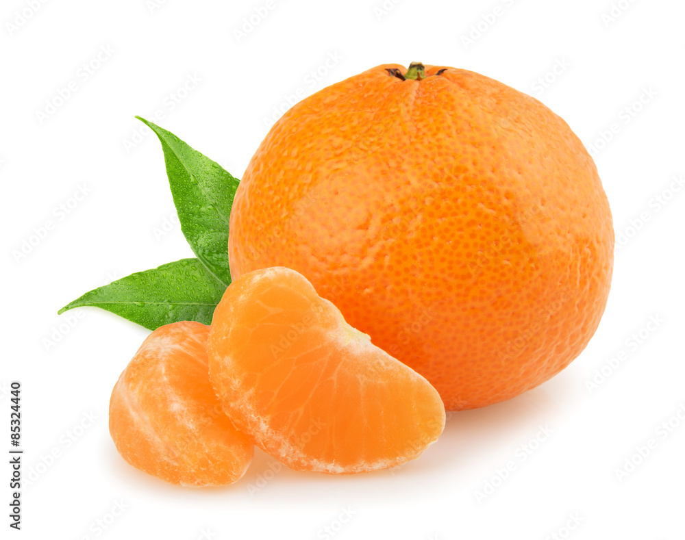 白底带叶子和切片的橘子