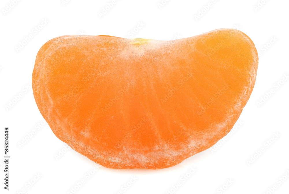 白色背景上分离的橘子片